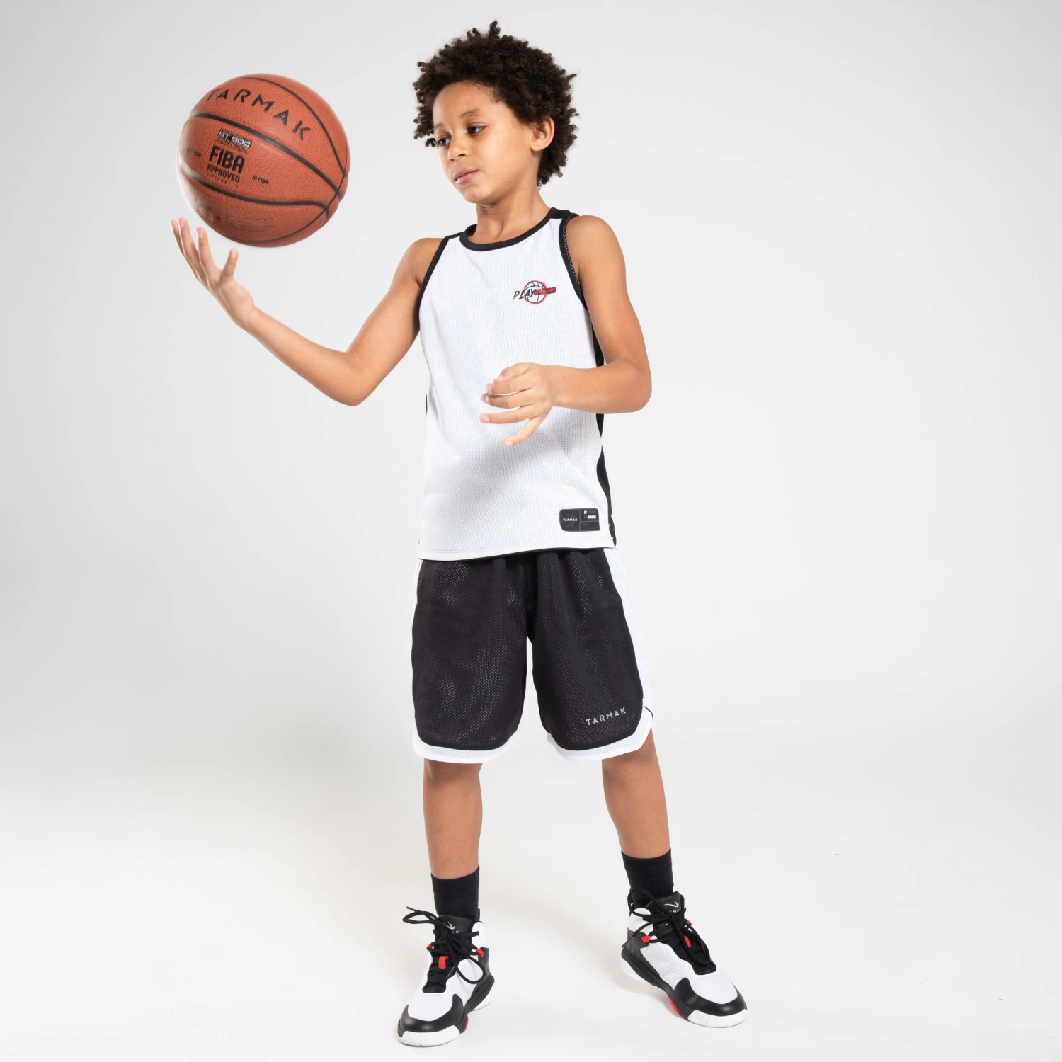 TARMAK Kids' Reversible Basketball Shorts SH500R BLACK/WHITE 9 TARMAK Kids' Reversible Basketball Shorts SH500R BLACK/WHITE - Image 9