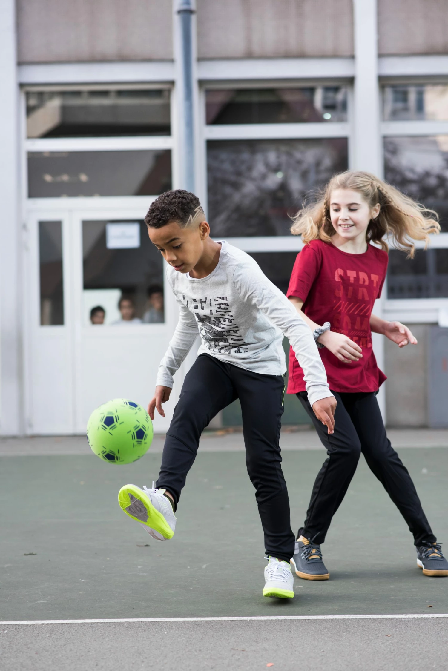 KIPSTA Kids' Futsal Shoes Ginka 500 Pale grey/Fluo lime yellow 4 KIPSTA Kids' Futsal Shoes Ginka 500 Pale grey/Fluo lime yellow - Image 4