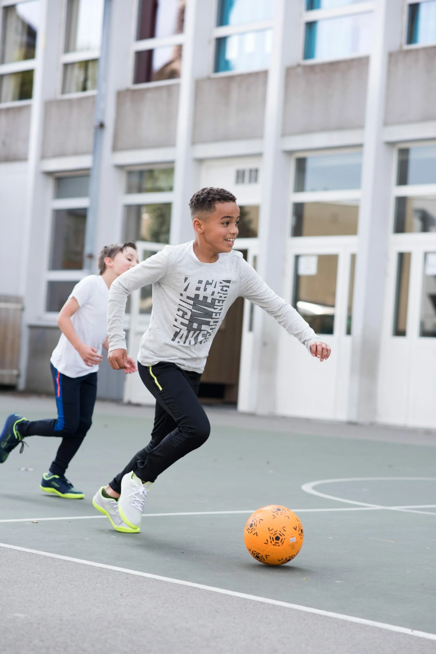 KIPSTA Kids' Futsal Shoes Ginka 500 Pale grey/Fluo lime yellow 3 KIPSTA Kids' Futsal Shoes Ginka 500 Pale grey/Fluo lime yellow - Image 3