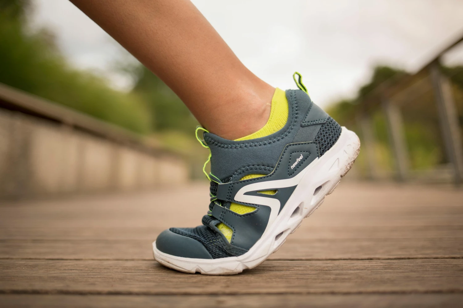 NEWFEEL Kids' Walking Shoes PW 500 Fresh Storm grey/Fluo lime yellow/Snow white 3 NEWFEEL Kids' Walking Shoes PW 500 Fresh Storm grey/Fluo lime yellow/Snow white - Image 3