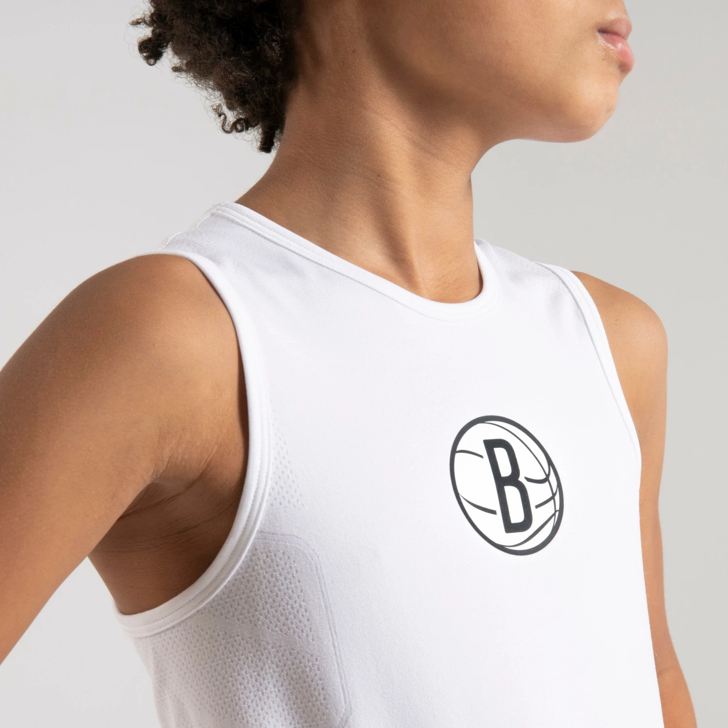 TARMAK Boys'/Girls' Basketball Base Layer Top UT500 Snow white/Snow white/Snow white 11 TARMAK Boys'/Girls' Basketball Base Layer Top UT500 Snow white/Snow white/Snow white - Image 11