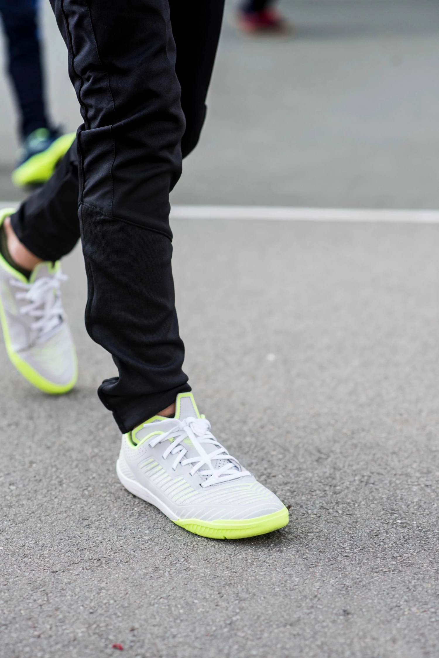 KIPSTA Kids' Futsal Shoes Ginka 500 Pale grey/Fluo lime yellow 5 KIPSTA Kids' Futsal Shoes Ginka 500 Pale grey/Fluo lime yellow - Image 5